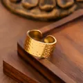 Minimalistischer goldener Breitring aus Edelstahl mit einzigartigem Hammerschlag-Design - Gold