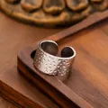 Breiter offener Ring aus Edelstahl mit Hammerschlag-Textur in Vintage-Silber-Optik - Stahlfarbe