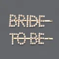 Elegante goldfarbene Strass-Haarklammern mit 'BRIDE TO BE' Schriftzug für die Braut - Bride to Be Stil / Gold