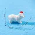 Weihnachts-Eisbär-Miniatur-Ornament mit Weihnachtsmütze auf blauem Sandhintergrund - Weihnachtsmützenbär groß