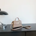 Elegante beige handtas met krokodillenreliëf, gouden sluiting en crossbody-riem set - Khaki