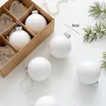 Elegante 6cm glanzende witte glazen kerstballen in een decoratieve geschenkdoos van kraft - crème