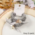 Elegantes Set aus zwei grauen Organza-Haargummis mit Perlen und metallischen Anhängern - 2 Stück/Packung / Grau