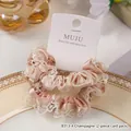 Elegantes Set aus zwei champagnerfarbenen Satin- und Spitzen-Haargummis für Stile - 2er Pack / Champagner
