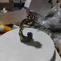Antiker Weihrauchhalter aus massivem Messing, Buddha-Hand mit Lotus und Maßangaben - Medium Buddha-Hand