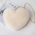Elegante herzförmige cremeweiße Kunstfelltasche mit einer zarten goldenen Kette - Gebrochenes Weiß