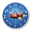 Moderne lautlose Wanduhr mit Astronauten Weltraum Motiv für Kinderzimmer Deko - Raketenerkundung / S