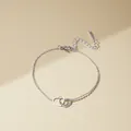 Elegante bracciale in argento con doppi cuori intrecciati e catena sottile da donna - Argento