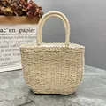 Elegante handgewebte Stroh-Urlaubshandtasche mit weißem Innenfutter in Naturbeige. - Einfacher Stil / Beige
