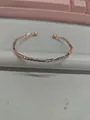 Exquisites, roségoldenes, gedrehtes offenes Armband mit strukturierter Oberfläche für Damen - Verdrehter Texturstil / Roségold