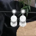 Orecchini lunghi con nappe in argento Miao con intricato design floreale etnico filigranato - Nappa a Disco Traforato con Motivo Centripeto (E8507) / Argento