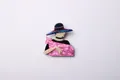 Broche élégante en acrylique femme au chapeau à bords larges et texture marbrée rose - Broche bleu et rouge prune mélangé
