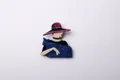 Broche élégante en acrylique représentant une femme stylée avec un grand chapeau et une robe bleue - Broche rouge prune et bleu mélangé