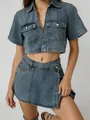 Gedetailleerde opname van de denim crop top en overslagbroekrok voor dames - S / Lichtblauw