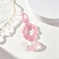 Vista dettagliata di un portachiavi a forma di balena rosa con anello di perle - Rosa