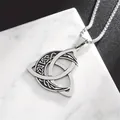 Detailansicht eines vintage Edelstahl Wikinger Triquetra Mondphasen-Anhängers - Silber