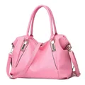 Detailweergave van een grote roze handtas van getextureerd leer met goud metaal - 36X14X23CM / Roze