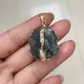 Naturbelassener unregelmäßiger Rohstein-Anhänger mit elegantem vergoldetem Rand - Indischer Achat