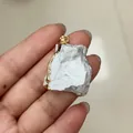 Handgefertigter weißer Naturstein-Anhänger mit elegantem, unregelmäßigem Goldrand - Howlith