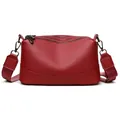 Bolso bandolera de cuero granulado rojo oscuro con triple cremallera y correa ancha de hombro - Burdeos