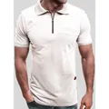 Detailansicht eines Slim-Fit Herren-Poloshirts mit modernem schwarzem Reißverschluss - S / Weiß