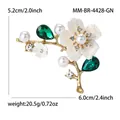 Vue détaillée montrant les dimensions et le poids de cette élégante broche cerisier. - Vert