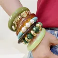 Detailansicht von Retro-Armreifen aus grünem Harz und klobigen Perlenarmbändern - Vintage Grün-Gold und Bernstein Stapelbares Handschmuck-Set (32899-bra-gb)