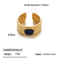 Anillo abierto de acero dorado martillado con una piedra de lapislázuli azul ovalada - Anillo de Acero Martillado Lapislázuli (2408ZK30462JZ)
