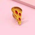 Détail macro du pin's émaillé pizza avec bord doré et garnitures colorées - Style Pizza (HP229)