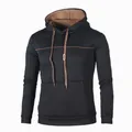 Vue détaillée d'un sweat-à-capuche noir pour homme avec liseré contrasté et cordon - M / Noir