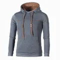 Vue détaillée du sweat à capuche: doublure contrastée, liseré poitrine et poche kangourou. - M / gris foncé