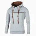 Vue détaillée d'un sweat à capuche gris pour homme avec liseré et doublure marron - M / Gris clair