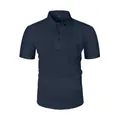 Primo piano di una polo da uomo blu navy testurizzata con taschino sul petto - S / Blu Notte