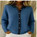 Detail eines blauen Strick-Cardigans mit Kontrast-Polokragen und Knopfverschluss - S / Oberteile / Tiefblau Streifen (ACS06)