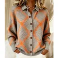 Nahaufnahme der Damen Strickjacke mit grau-orangem Karomuster, großen Knöpfen und Reverskragen - S / Oberteile / Grau Orange Rautenmuster (ACS15)