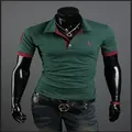 Polo homme vert foncé ajusté avec col rouge et logo girafe brodé élégant - S / Vert Foncé et Rouge