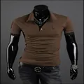 Polo ajusté à manches courtes pour homme marron avec col noir contrasté élégant - S / Café avec Noir