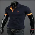 Polo chic pour homme bleu marine avec col contrasté orange et broderie girafe élégante - S / Marine et Orange