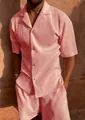 Vista dettagliata del completo casual da uomo rosa plissettato con pantaloncini - S / Rosa