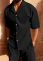 Vista dettagliata del set camicia e pantaloncini neri a pieghe da uomo con trama fine - S / Nero
