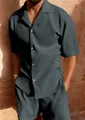 Primo piano del set casual da uomo con camicia a maniche corte e pantaloncini a pieghe - S / grigio scuro