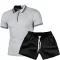 Conjunto de polo y pantalones cortos casuales para hombre con detalles a rayas - S / Gris claro
