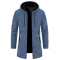 Vue de face d'un cardigan à capuche bleu tricoté avec doublure polaire et zips verts - S / Bleu Marine