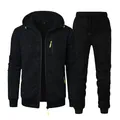 Vue détaillée d'un ensemble de survêtement noir pour homme avec veste à capuche. - S / Noir (Haut) Et Noir (Pantalon)