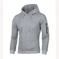Felpa grigia con cappuccio da uomo in jacquard trapuntato con tasca sulla manica - S / Grigio chiaro