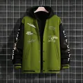 Stylische Herren Varsity-Jacke mit Kapuze in Grün und Schwarz mit coolen Streetstyle-Grafiken - Armeegrün