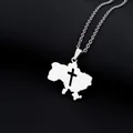 Dettaglio della collana con mappa dell'Ucraina in acciaio inossidabile e croce traforata - Stile Mappa Croce (钢色项链E) / Color Acciaio