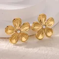 Elegante gouden roestvrijstalen oorknopjes met vijfbladerige bloem en parel detail - Vijfbladige Bloem Parel Oorknopjes (E5399) / Goud