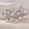 Gedetailleerd aanzicht van zilveren holle madeliefje oorknopjes met een parel - Vijfbladige Bloem Parel Oorknopjes (E5399) / Zilver