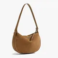 Elegante braune Wildleder-Halbmond-Unterarmtasche mit glattem Finish und verstellbarem Riemen - Braun